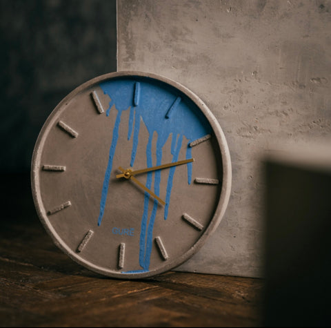 GURÉ betónové hodiny sivé ružové minimalistické veľké